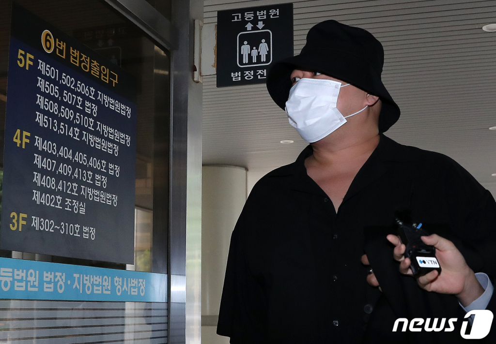 (서울=뉴스1) 김진환 기자 = 필로폰, 엑스터시 등 마약을 투약·교부한 혐의로 1심에서 집행유예를 선고받은 돈스파이크(46·본명 김민수)가 15일 서울 서초구 서울중앙지법에서 열린 항소심 선고 공판에 출석하고 있다. 2023.6.15/뉴스1 Copyright ? 뉴스1. All rights reserved. 무단 전재 및 재배포 금지.
