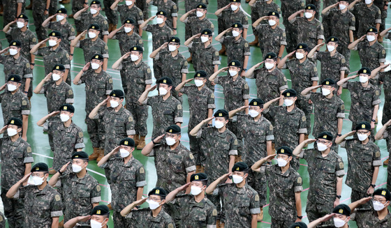 (논산=뉴스1) 김기태 기자 = 29일 충남 논산 육군훈련소 연무관에서 열린 22-37기 26교육연대 2교육대 신병 수료식에서 장병들이 거수 경례를 하고 있다. 이번 수료식을 마친 2개 교육기수 훈련병 총 1701명이 이등병으로 수료하며 18개월간 국방의 의무를 수행하게 된다. 2022.6.29/뉴스1