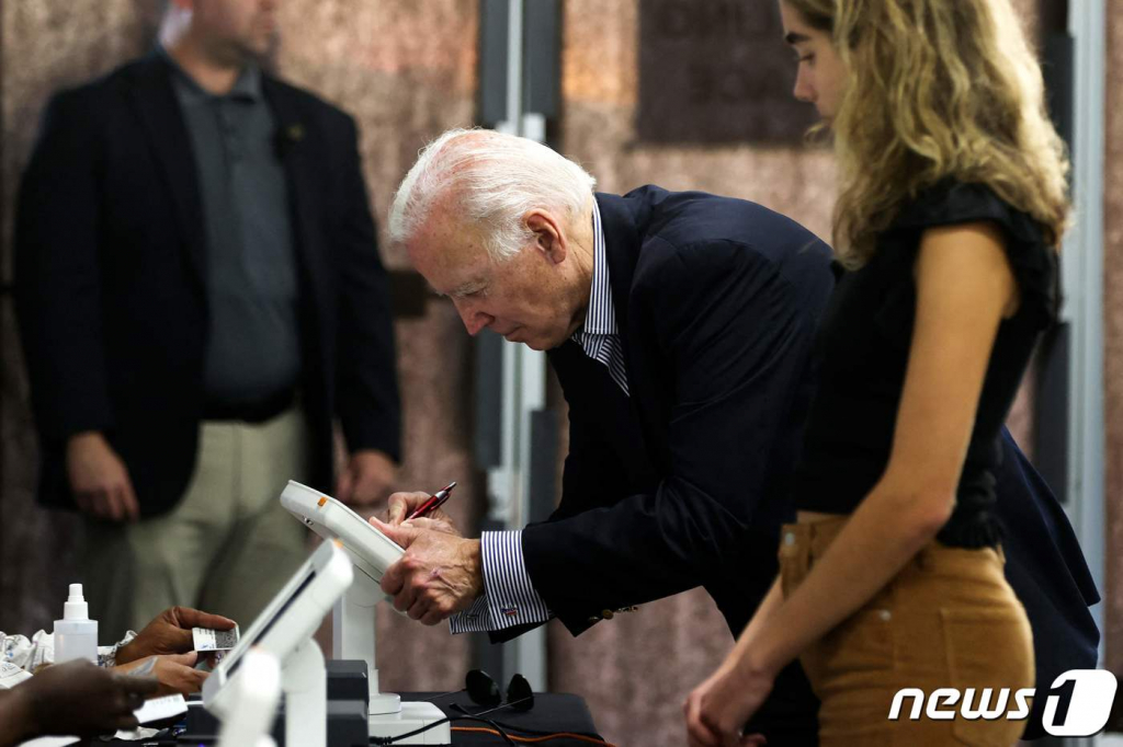 (윌밍턴 AFP=뉴스1) 우동명 기자 = 조 바이든 미국 대통령이 29일 (현지시간) 델라웨어주 윌밍턴에서 손녀 나탈리와 중간 선거의 사전 투표를 하고 있다.   ⓒ AFP=뉴스1  Copyright ? 뉴스1. All rights reserved. 무단 전재 및 재배포 금지.