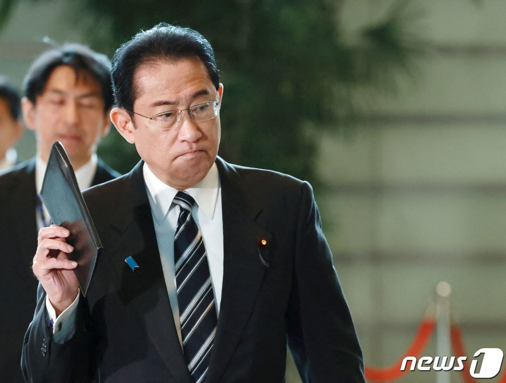 (도쿄 AFP=뉴스1) 권진영 기자 = 29일 일본 도쿄 관저에서 기시다 후미오 총리가 북한의 인공위성 발사 통보 후 기자회견에서 답변하고 있다.  ⓒ AFP=뉴스1  Copyright ? 뉴스1. All rights reserved. 무단 전재 및 재배포 금지.