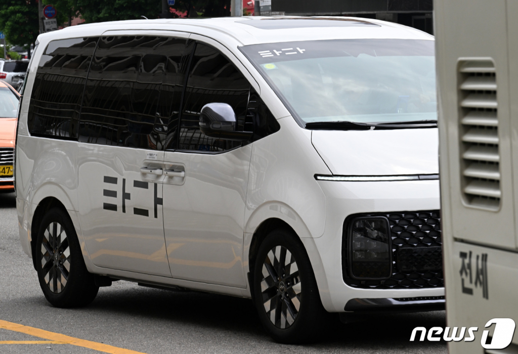 불법 영업 논란으로 재판에 넘겨진 차량 호출 서비스 '타다' 관련자들에게 최종적으로 무죄가 선고된 1일 서울 중구 서울역 인근에서 타다 차량이 이동하고 있다. 대법원 3부(주심 오석준 대법관)는 이날 여객자동차운수사업법위반 혐의로 기소된 이재웅 전 쏘카 대표 등의 상고심 선고기일을 열고 무죄를 선고한 원심을 확정했다. 함께 기소된 박재욱 전 VCNC 대표, 쏘카 법인, VCNC 법인에도 무죄가 확정됐다. /사진=뉴스1