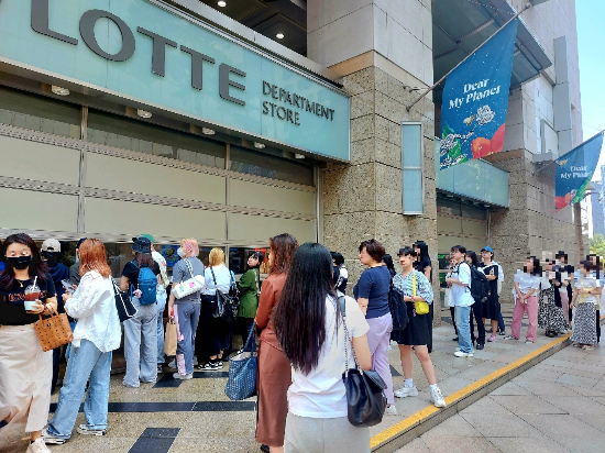 16일 롯데백화점 본점 앞에서 마뗑킴 매장에 들어가기 위해 사람들이 긴 줄을 서고 있다./사진=정인지 기자