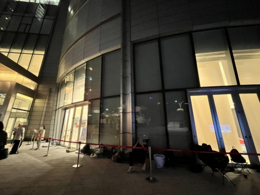 아더에러 잠실점 오픈 전날인 지난 1일 오후 4시부터 입장을 위한 줄이 시작됐다/사진= 임찬영 기자