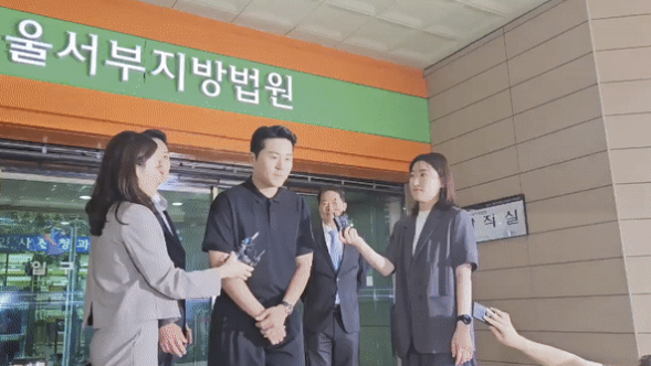 가수 겸 배우 이루(40, 본명 조성현)가 15일 오후 서울서부지방법원에서 열린 첫 공판을 마친 뒤 법정을 나서고 있다. /영상=정세진 기자