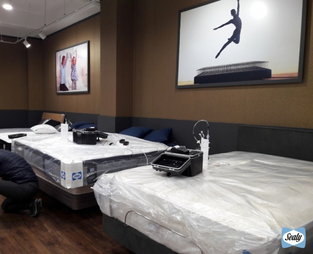 RAD7 설비로 씰리침대 제품 라돈 검사를 하는 모습./사진제공=씰리침대.