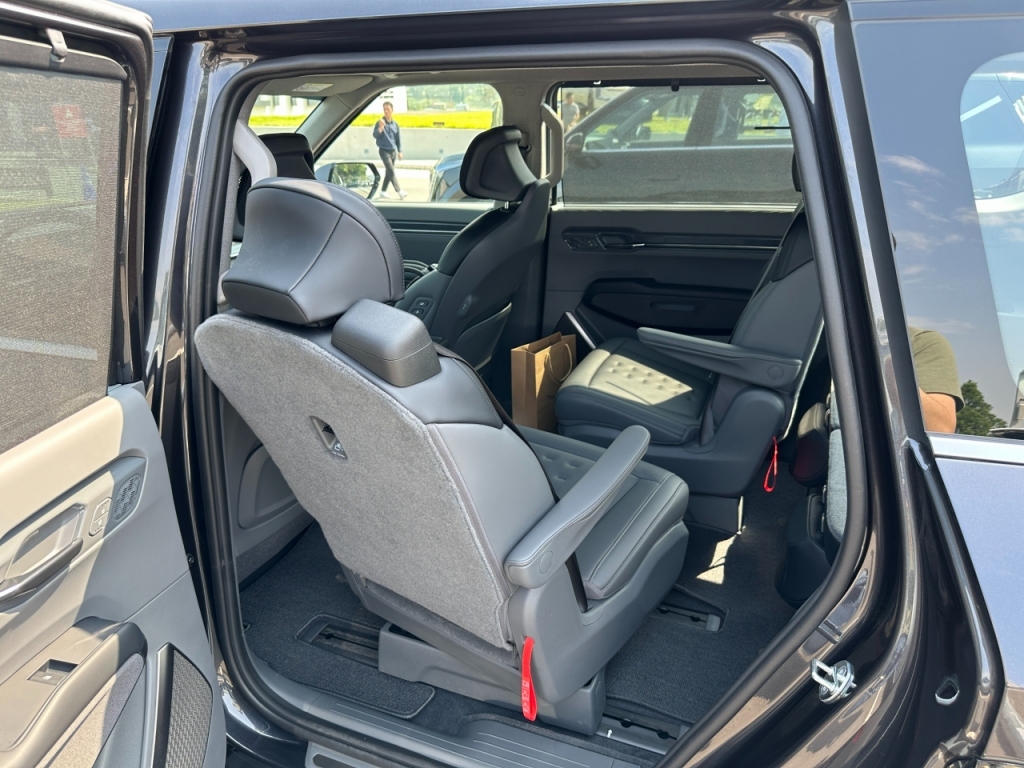 기아 EV9 어스 4WD의 스위블 시트 작동 모습. 등받이 각도가 낮으면 문틀에 걸릴이 많다/사진=이강준 기자