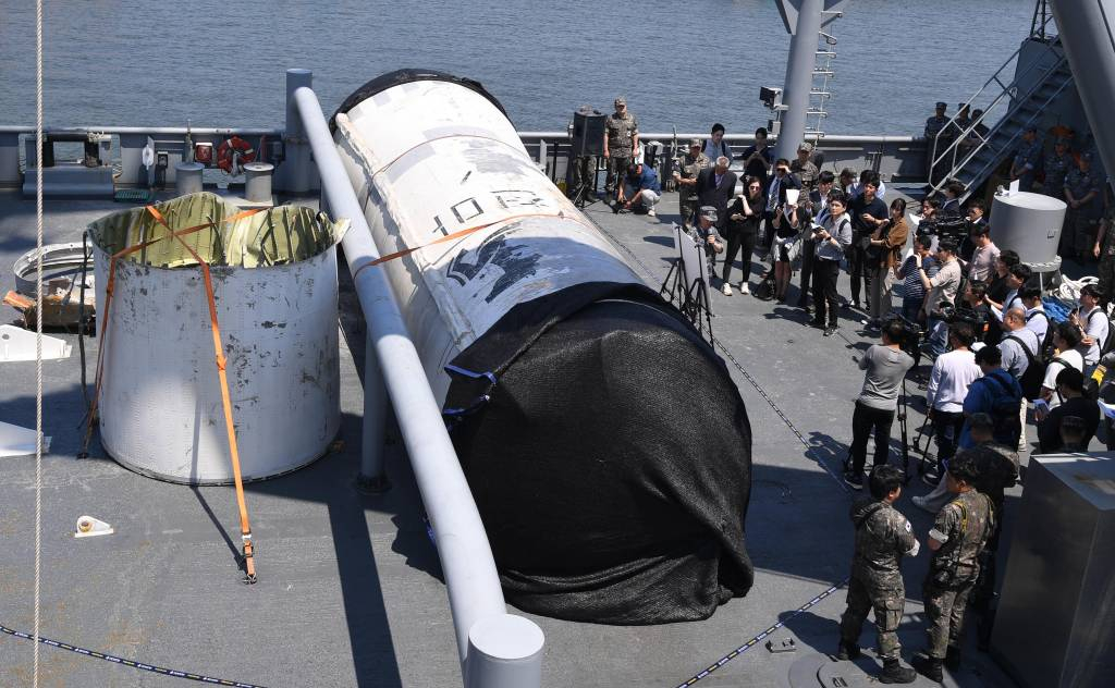 북한 우주발사체 '천리마 1형' 잔해가 16일 서해에서 인양돼 해군 2함대사령부로 이송되고 있다. 천리마 1형은 누리호와 동일한 3단형 발사체에 액체연료를 활용하는 공통점을 지닌다. 국방부와 국방과학연구소(ADD) 등이 발사체 분석에 나서는데, ADD는 그동안 고체연료 기반 로켓을 만들어왔다. ADD도 관련 전문가들이 맞지만 한국항공우주연구원은 액체연료 기반 우주발사체를 개발해 천리마 1형이 조금 더 익숙할 수 있다. 하지만 항우연 관계자에 따르면 항우연은 과기정통부 산하기관으로  발사체 전문가들이 초기 분석에 참여하지 않는다. / 사진=뉴시스