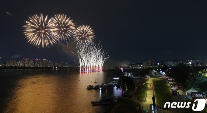 (서울=뉴스1) 박세연 기자 = 17일 서울 여의도 한강공원에서 방탄소년단(BTS) 데뷔 10주년 기념행사 BTS 페스타 불꽃축제가 열려 밤하늘을 아름답게 수놓고 있다. 2023.6.17/뉴스1  Copyright (C) 뉴스1. All rights reserved. 무단 전재 및 재배포 금지.