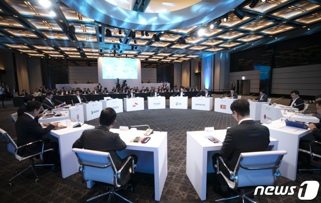 (서울=뉴스1) 신웅수 기자 = 14일 오전 서울 용산구 하얏트호텔에서 '코리아 H2 비즈니스 서밋' 2차 총회가 열리고 있다.  코리아 H2 비즈니스 서밋은 현대차, SK, 포스코 등 국내 주요 17개 기업이 설립한 민간 수소기업협의체로 이날 총회에서는 수소 산업을 통한 탄소 중립 달성에 뜻을 모았다. 2023.6.14/뉴스1  Copyright ? 뉴스1. All rights reserved. 무단 전재 및 재배포 금지.