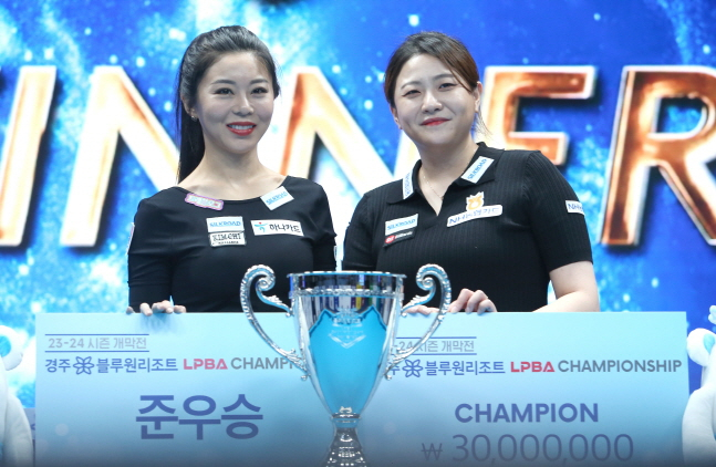 김민아(오른쪽)이 우승상금 팻말을 들고 김가영과 함께 기념촬영을 하고 있다. /사진=PBA 투어