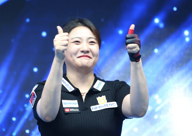 김민아가 관중석을 향해 쌍엄지를 들어올리고 있다. /사진=PBA 투어