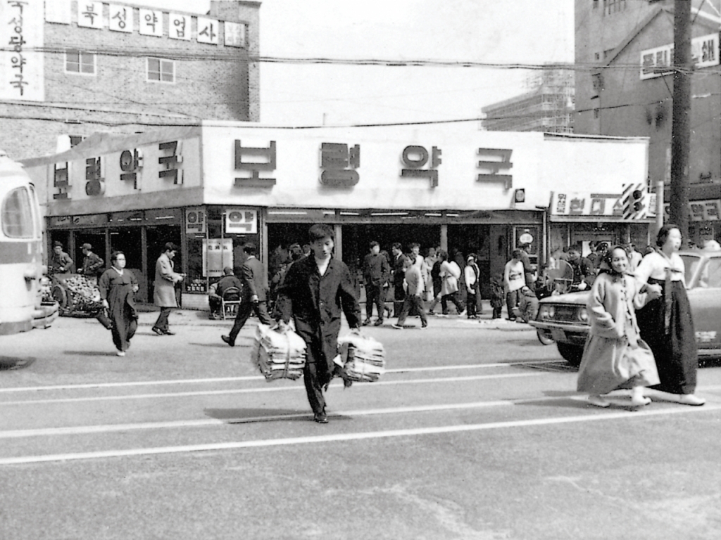 개업초기 보령약국의 모습. 김승호 보령 회장은 한국전쟁 직후 집을 팔아 마련한 돈 300만환(현재 기준 4000만원)으로 종로 5가에 세를 얻어 보령약국을 개업했다. 오늘날 한국 대표 제약기업 보령의 뿌리다./사진제공=보령
