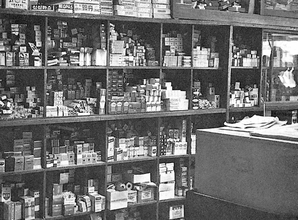 보령약국 시절 우리나라 최초로 매장 내 설치한 '오픈 진열대' 모습. 고객과 약사의 시선이 함께 닿는 곳에서 약을 주니 고객들의 신뢰가 커졌다고 한다./사진제공=보령