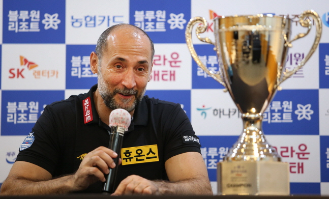 우승 후 인터뷰를 하고 있는 세이기너. /사진=PBA 투어