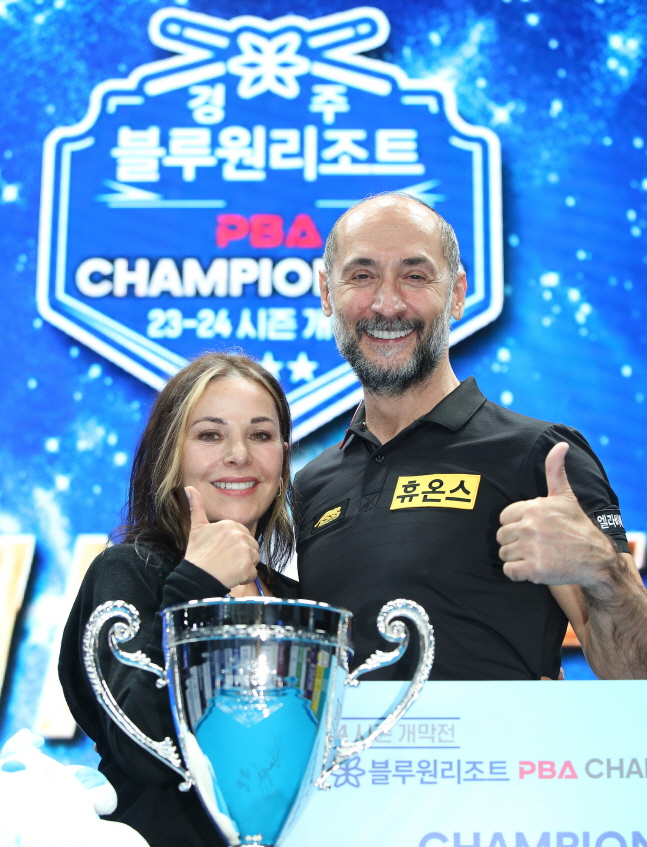 세이기너(오른쪽)이 튀르키예 유명 배우 아내와 함께 트로피 앞에서 포즈를 취하고 있다. /사진=PBA 투어