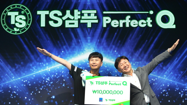 퍼펙트큐를 달성해 상금 1000만 원을 손에 넣은 김현우(왼쪽). 오른쪽은 장상진 PBA 부총재. /사진=PBA 투어