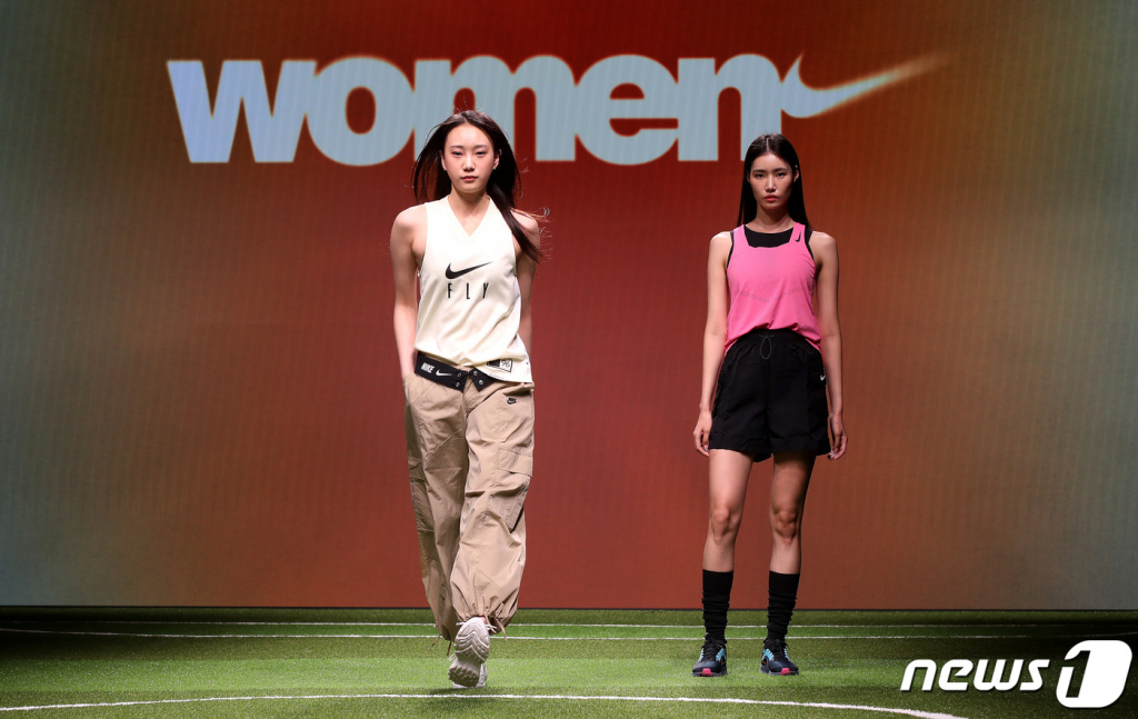 (서울=뉴스1) 박지혜 기자 = 3일 서울 광진구 파이팩토리 스튜디오에서 열린 나이키 우먼 2023 미디어 행사에서 패션쇼가 진행되고 있다. 2023.4.3/뉴스1  Copyright ? 뉴스1. All rights reserved. 무단 전재 및 재배포 금지.