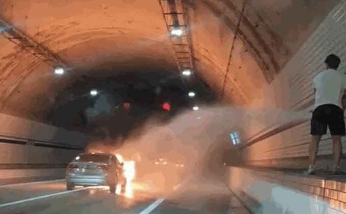 지난 18일 오후 6시 52분쯤 경기 의왕시 청계3터널 내부를 달리던 K7 차량에서 화재가 발생하자 남양주소방서 박호정 소방사가 옥내 소화전에서 소방호스를 꺼내 진화하고 있다. /사진=경기도소방재난본부