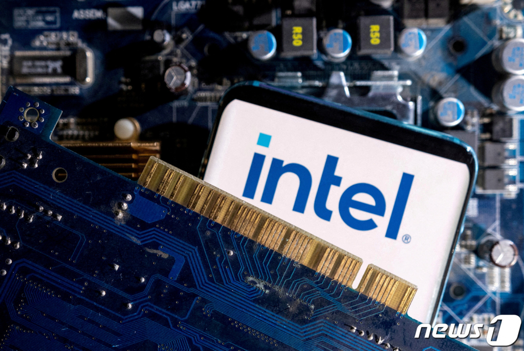(로이터=뉴스1) 김민수 기자 = 인텔 로고. 2023.03.06/뉴스1 ⓒ 로이터=뉴스1 Copyright ? 뉴스1. All rights reserved. 무단 전재 및 재배포 금지.