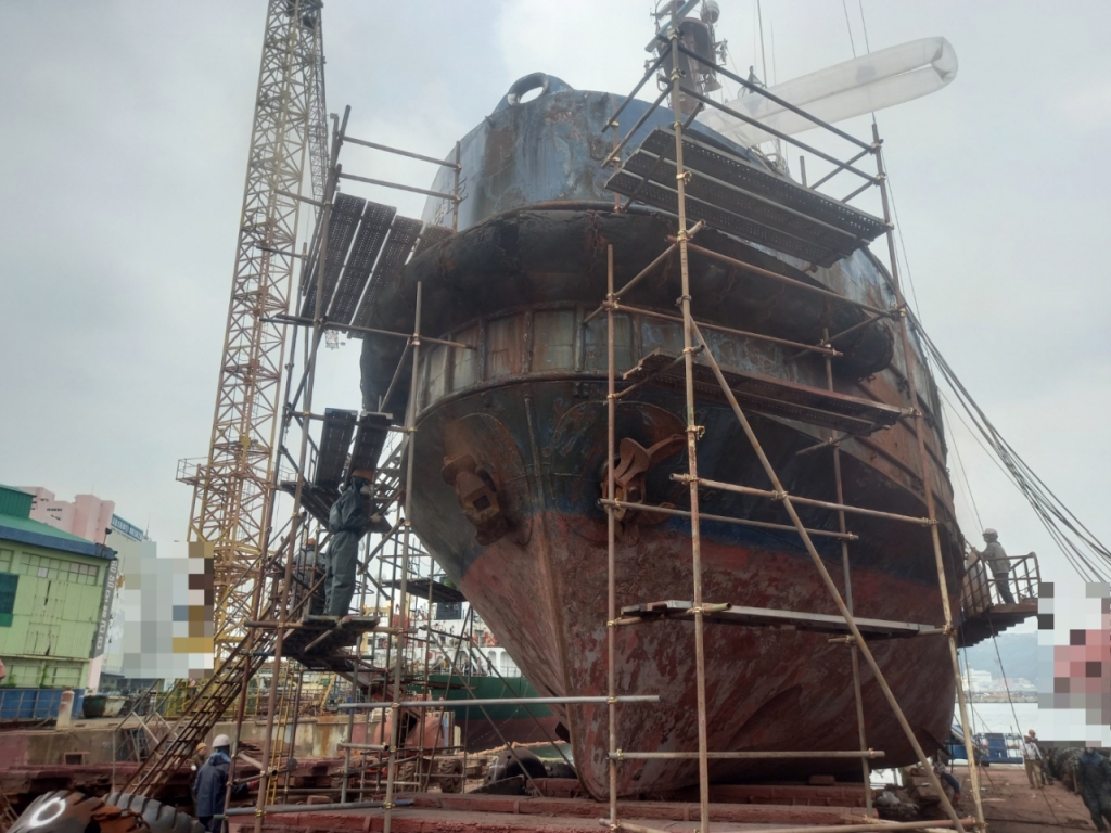 지난 15일 부산 사하구의 중소 조선소 수리  현장. 작업자가 배 아래 부분에 페인트칠을 하고 있다./사진=김성진 기자.