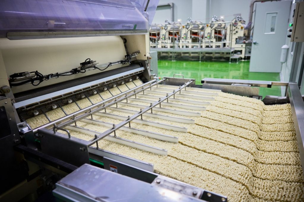 삼양식품 밀양공장 라면 납형공정 . /사진제공=삼양식품