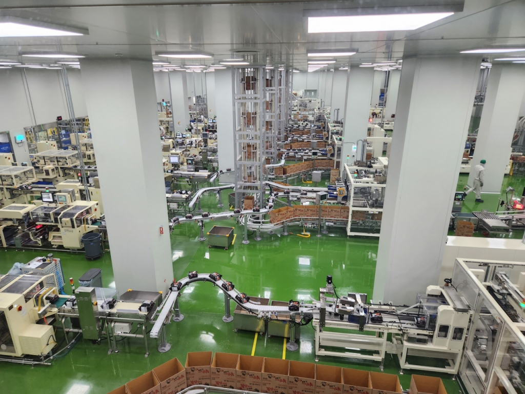 불닭볶음면 완제품이 X-RAY 검색대를 거쳐 자동 포장기로 옮겨지고 있다. /사진=유엄식 기자