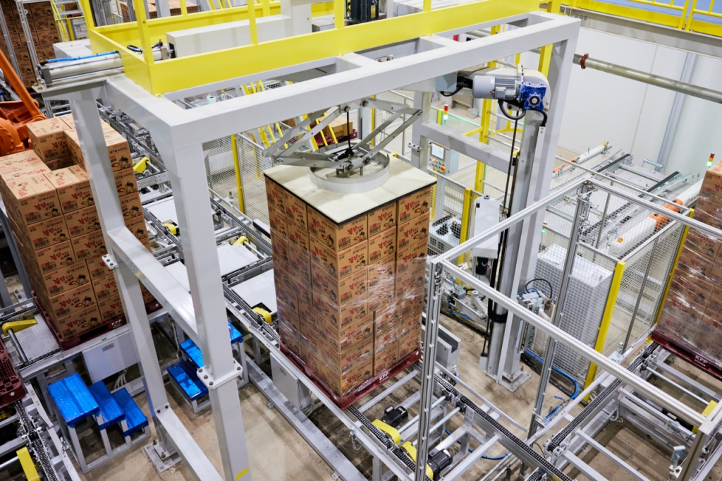 자동화 장치가 제조와 포장이 완료된 불닭볶음면을 출하하고 있다. /사진제공=삼양식품