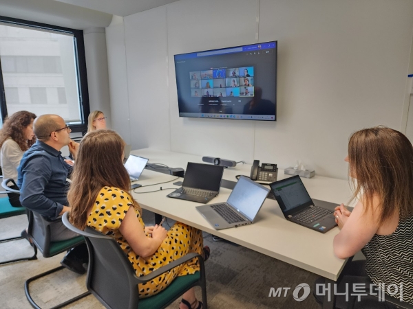 셀트리온헬스케어 프랑스 법인 직원들이 화상 미팅을 통해 현지 마케팅 전략을 논의하고 있다.  