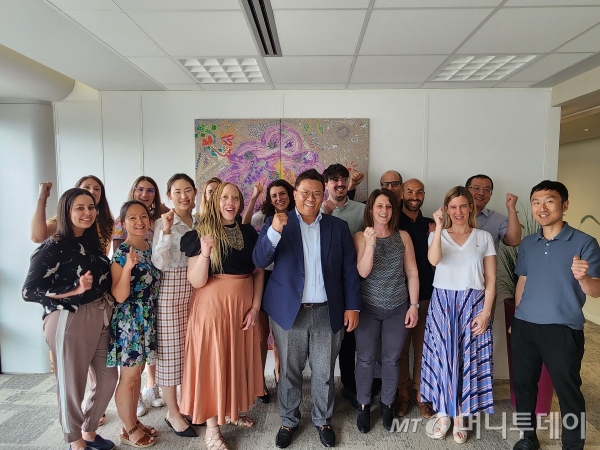 김동식 셀트리온헬스케어 프랑스 법인장(가운데)을 비롯한 직원 단체사진. 김 법인장은 현재 프랑스 법인의 호실적이 직원들 모두가 발로 뛰며 일궈낸 성과라는 자부심을 가지고 있다.  