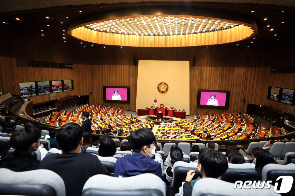 (서울=뉴스1) 황기선 기자 = 13일 오전 서울 여의도 국회에서 열린 제405회국회(임시회) 제4차 국회의원 선거제도 개선에 관한 결의안 심사를 위한 전원위원회에서 어린이들이 회의 모습을 지켜보고 있다. 2023.4.13/뉴스1  Copyright ? 뉴스1. All rights reserved. 무단 전재 및 재배포 금지.