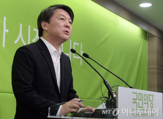 안철수 국민의당 대표가 6일 오전 서울 마포구 당사 브리핑실에서 더불어민주당의 당대당 통합 제안 거부 기자회견을 하고 있다. 안 대표는 "새로운 당을 창당할 때 세웠던 양당 구도 타파라는 명분을 잊지 않고 어려울 줄 알지만 선거에 임하겠다"며 "국회의원을 한번 더 하는 것보다는 한국 정치가 바꿔야 한다는데 당의 의견을 합쳤다"고 밝혔다. 2016.3.6/뉴스1 <저작권자 ? 뉴스1코리아, 무단전재 및 재배포 금지>