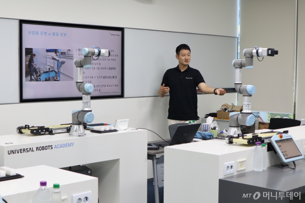 22일 유니버설로봇 미디어 대상 협동로봇 트레이닝에서 심재호 과장이 설명하고 있다. /사진제공=유니버설로봇