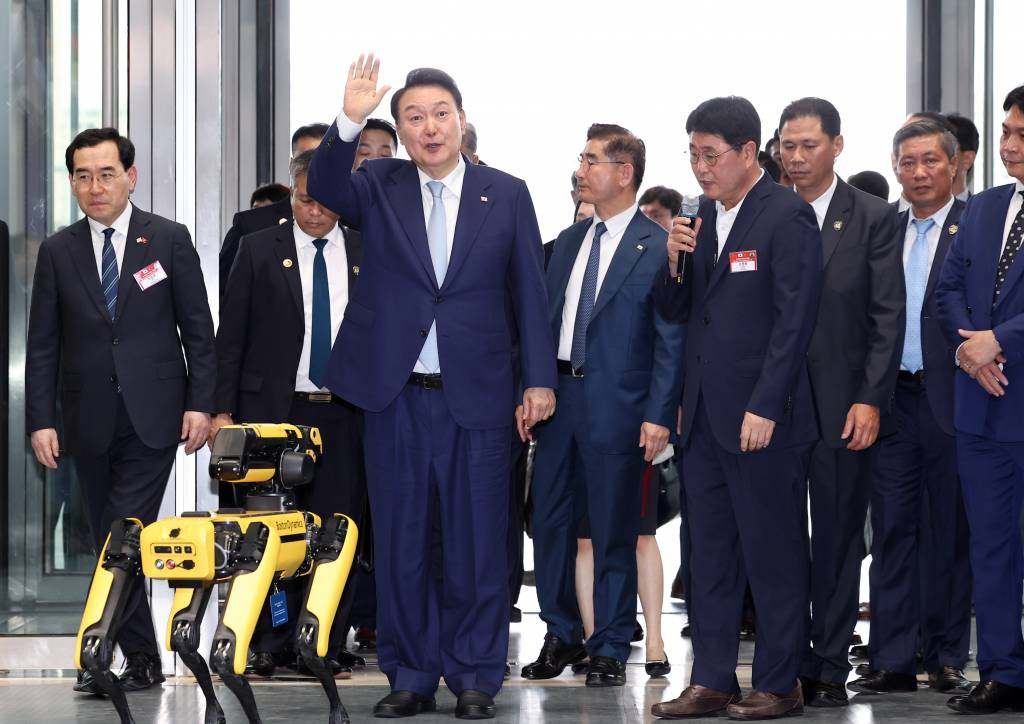 [하노이=뉴시스] 전신 기자 = 베트남을 국빈 방문한 윤석열 대통령이 22일(현지시간) 하노이 국가컨벤션센터에서 열린 한-베트남 파트너십 박람회를 방문해 로봇개 스폿의 안내를 받아 이동하고 있다. 2023.06.22.