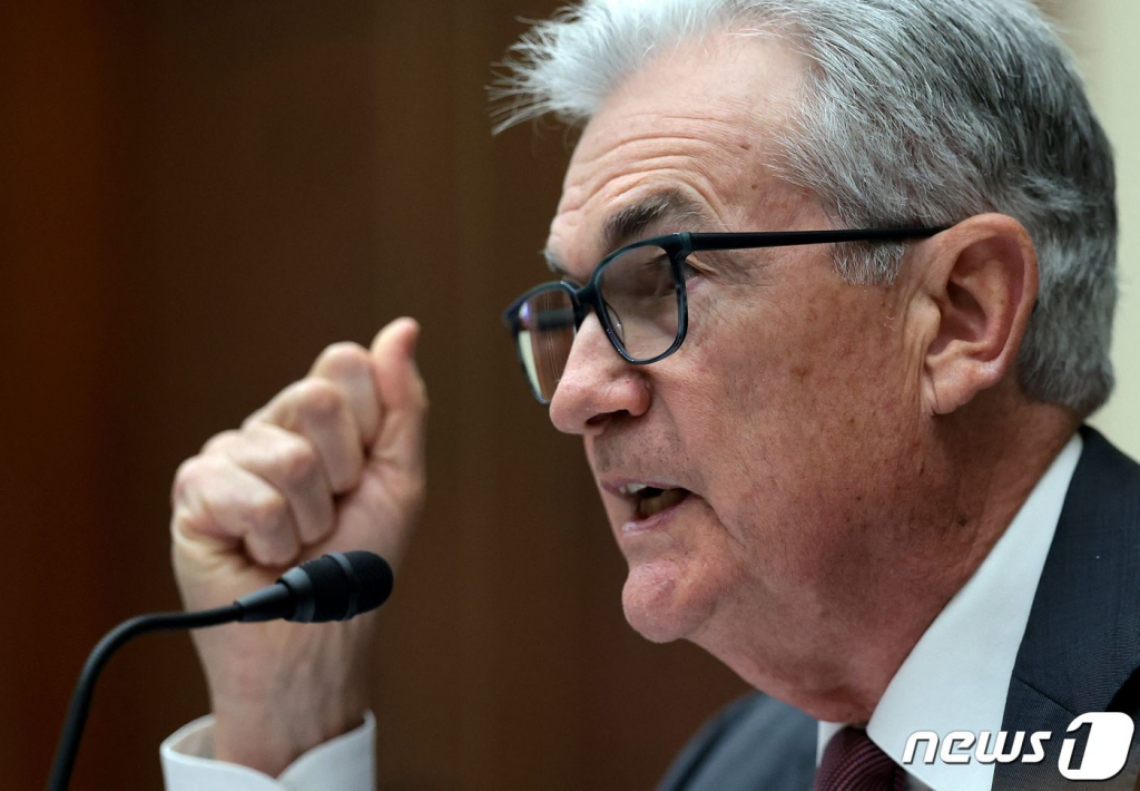 (워싱턴 AFP=뉴스1) 우동명 기자 = 제롬 파월 미국 연방 준비 제도(Fed) 의장이 21일(현지시간) 워싱턴 의사당에 있는 하원 금융 위원회 청문회에 출석해 "경제가 예상대로 돌아간다면 올해 금리를 두 차례 더 인상하게 될 것이라고 보는 게 꽤 정확한 추측일 것"이라고 밝히고 있다. 2023.06.22   ⓒ AFP=뉴스1  Copyright ? 뉴스1. All rights reserved. 무단 전재 및 재배포 금지.