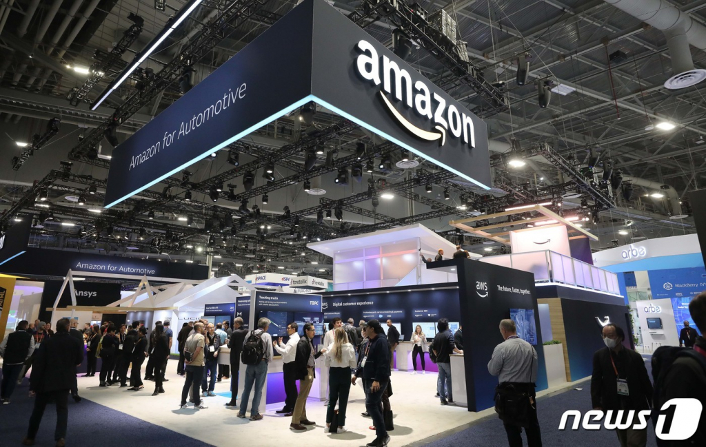 (라스베이거스(미국)=뉴스1) 임세영 기자 = 세계 최대 가전·IT(정보기술) 박람회 CES 2023 개막 이틀째인 6일(현지시간) 미국 네바다주 라스베이거스 컨벤션센터(LVCC) 웨스트홀에 마련된 아마존 전시관에서 관람객들이 부스를 살펴보고 있다. 2023.1.7/뉴스1  Copyright ? 뉴스1. All rights reserved. 무단 전재 및 재배포 금지.