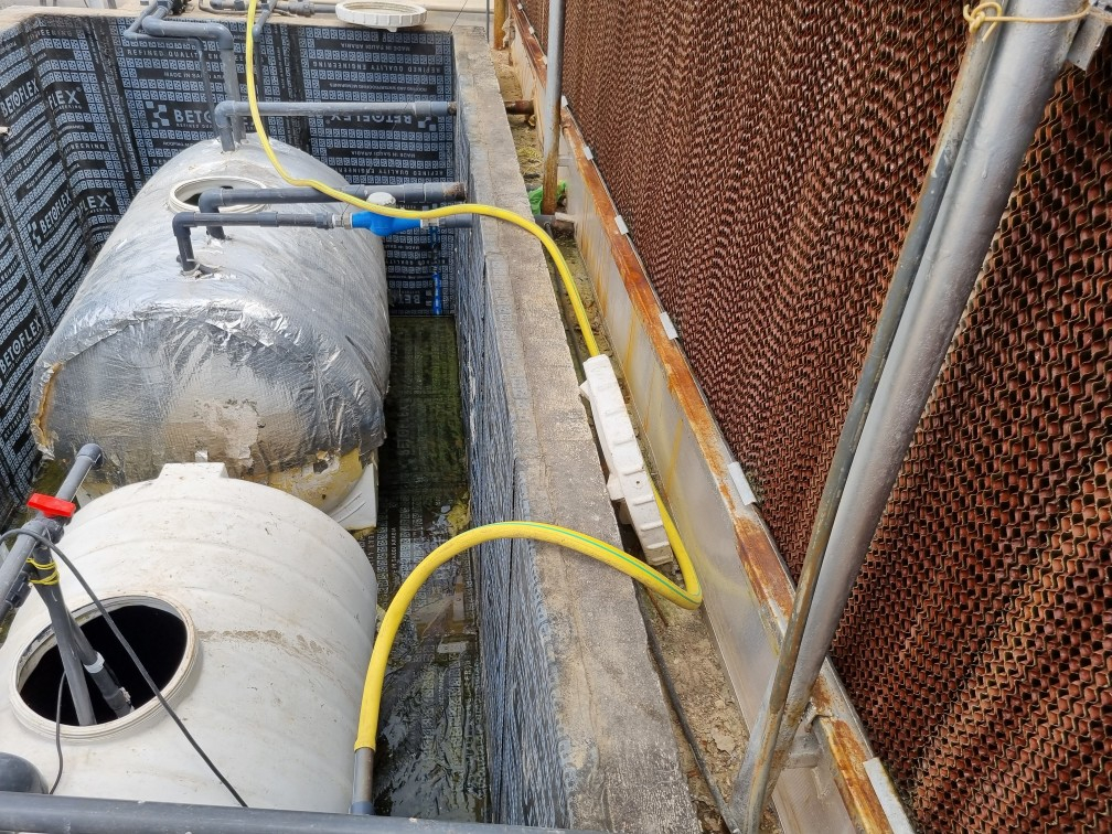 아그로테크 두바이 비닐하우스 안에 있는 냉각수탱크와 비료탱크. 관수설비를 통해 작물에 물과 영양분을 공급한다./사진=최민경 기자