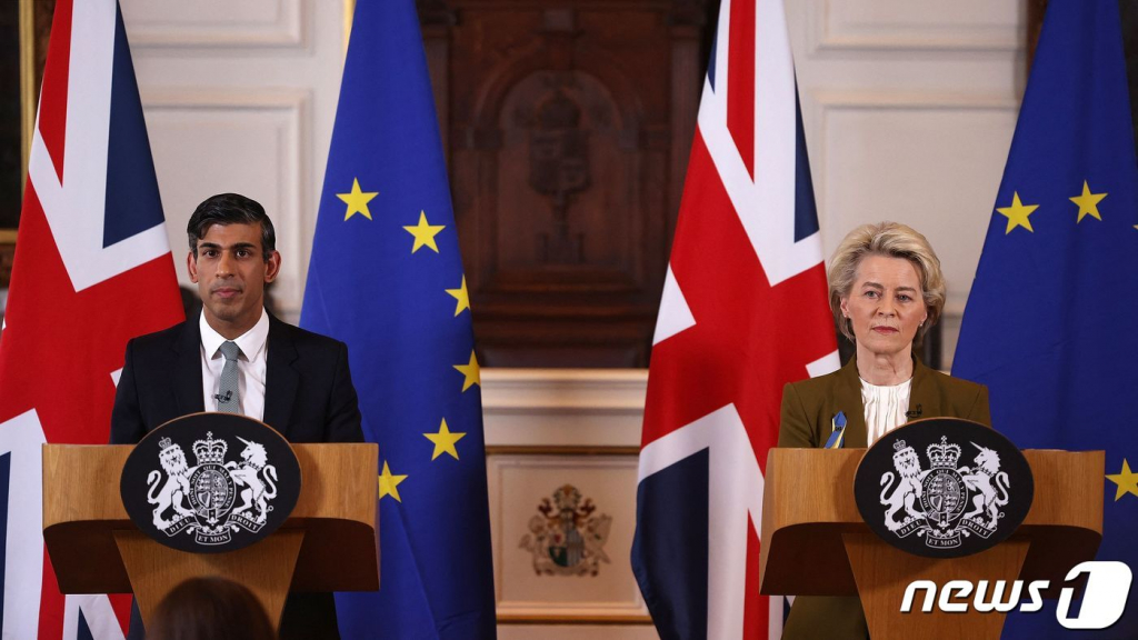 (윈저 AFP=뉴스1) 우동명 기자 = 리시 수낵 영국 총리와 우르줄라 폰데어라이엔 EU 집행위원장이 27일(현지시간) 런던 인근 윈저에서 북아일랜드 관련 새로운 브렉시트 협약에 합의한 뒤 기자회견을 하고 있다.   ⓒ AFP=뉴스1  Copyright ? 뉴스1. All rights reserved. 무단 전재 및 재배포 금지.