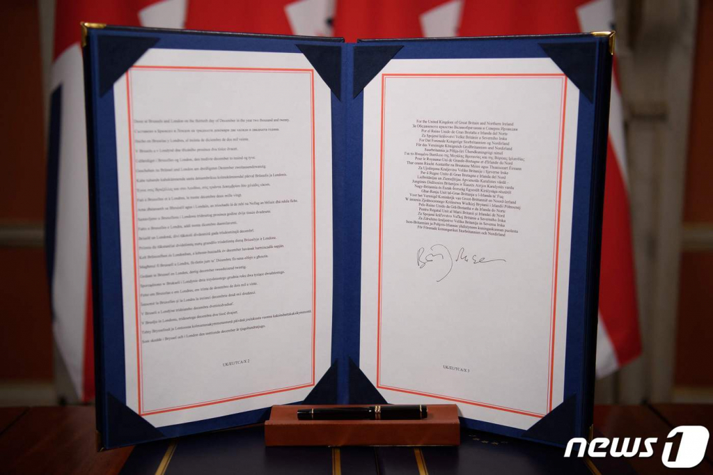 (런던 AFP=뉴스1) 우동명 기자 = 런던 다우닝가 10번지 총리관저에 47년간의 동거를 끝내는 영국과 EU의 브렉시트 무역합의문이 세워져 있다.   ? AFP=뉴스1  
