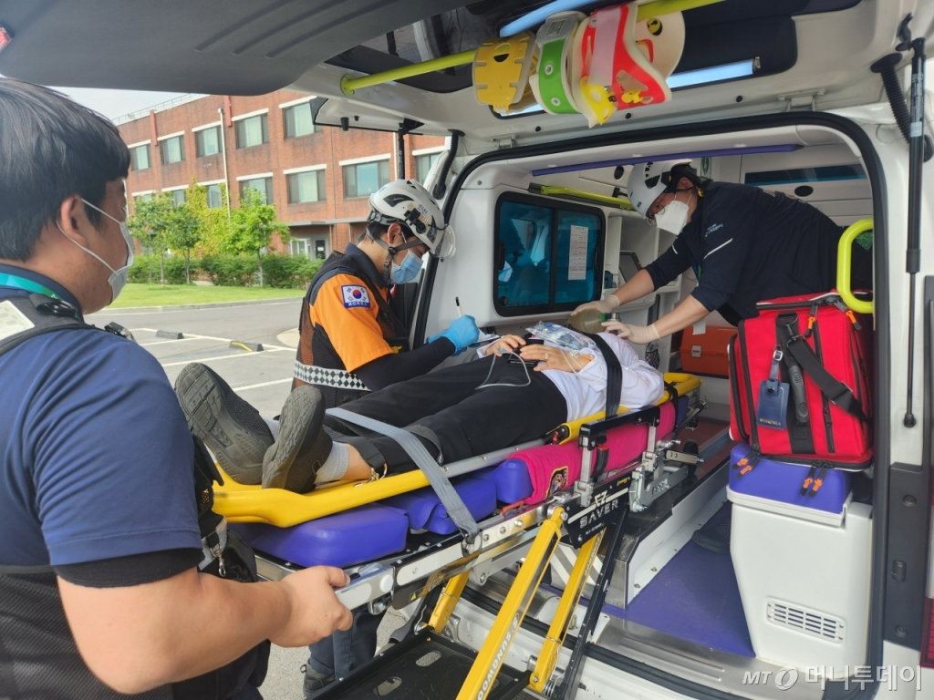 가상의 사상자가 닥터카로 이송되고 있다./사진=최지은 기자