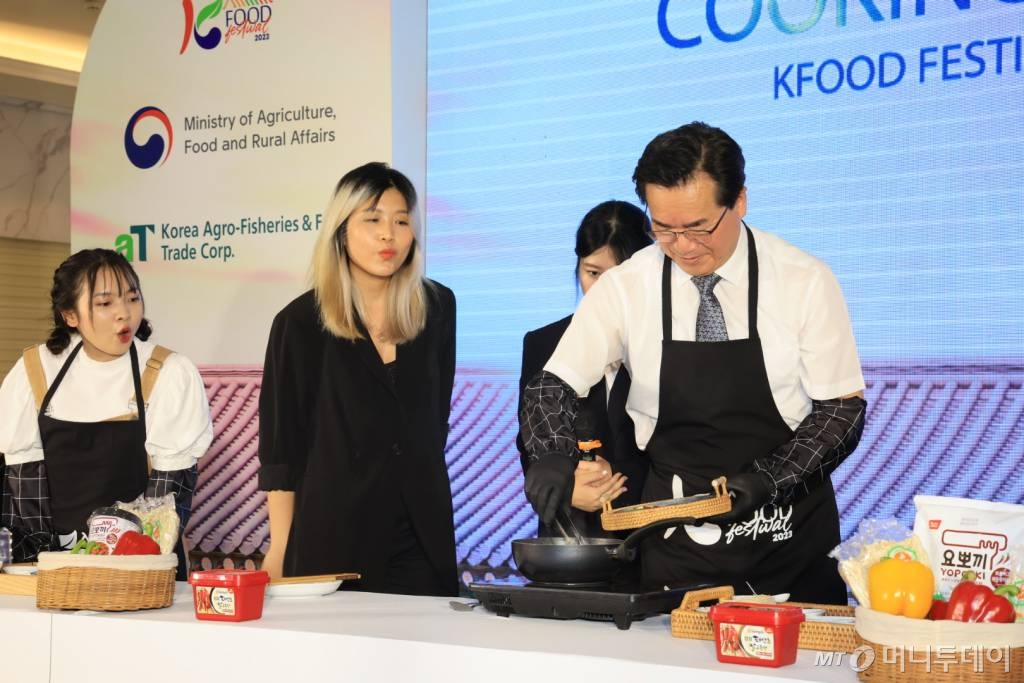 정황근 장관이 베트남 유명 인플루언서인 '프엉(Phuong)과 '자한(Zahan) 등과 함께 대표 케이푸드(K-Food)인 떡볶이를 직접 조리하고 있다. /사진=농식품부