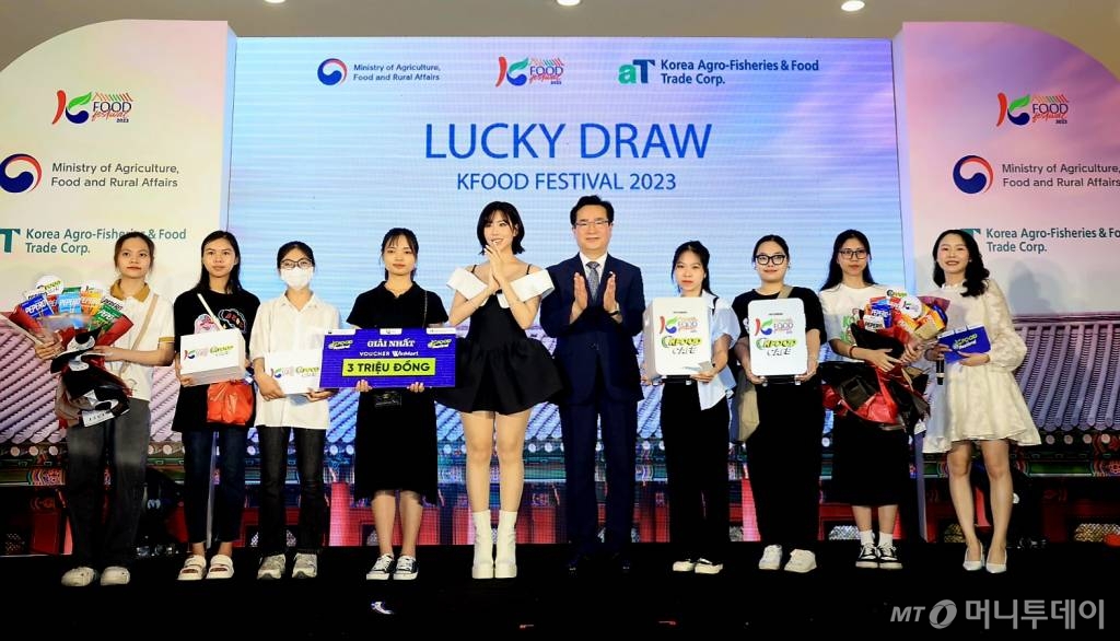 정황근 장관이 베트남 하노이 빈컴몰(Vincom Mall)에서 열린 K-푸드 쿠킹쇼에서 현지 참석자들과 기념 촬영을 하고 있다. /사진=농식품부