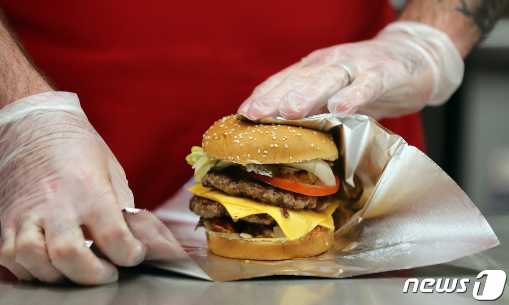 지난 22일 서울 서초구 강남대로 '파이브가이즈 강남'에서 열린 브랜드 설명회에서 매장 직원들이 햄버거를 조리하고 있다. /사진=뉴스1