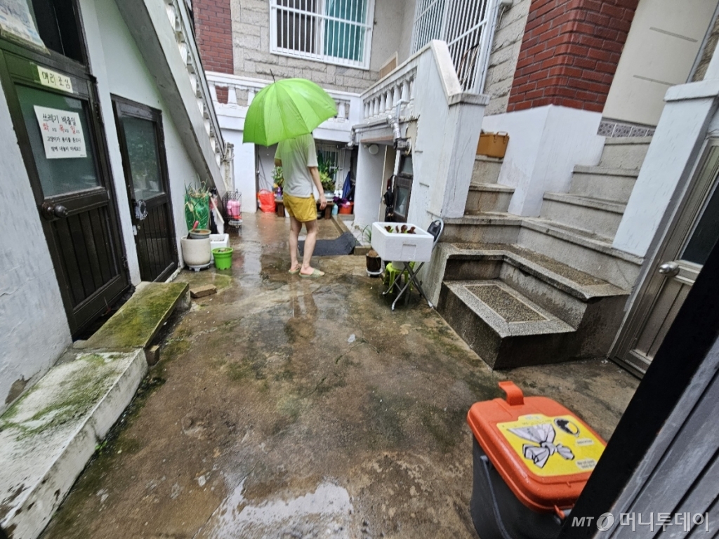 26일 서울 성동구 송정동의 한 주택가에서 반지하 세대 주민들이 대화를 나누고 있다. /사진=정세진 기자