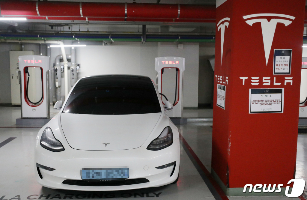 (서울=뉴스1) 박세연 기자 = 17일 서울시내 한 빌딩 테슬라 충전구역에서 차량들이 충전을 하고 있다.   전기차 시장 선두주차인 테슬라가 미국에서 신차가격을 최대 20% 인하하는 등 주요 판매국가에서 가격을 인하했다. 테슬라를 선두로 글로벌 완성차 기업도 가격 인하 경쟁에 뛰어드는 '전기차 치킨게임'이 펼쳐질 것이라는 전망이 나오고 있다. 2023.1.17/뉴스1  Copyright ? 뉴스1. All rights reserved. 무단 전재 및 재배포 금지.