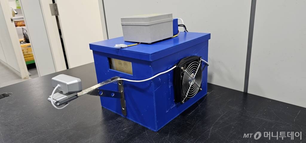 국립농업과학원 이경용 박사 연구팀이 개발한 '뒤영벌 화분매개 스마트 벌통' 사진. /사진=정혁수