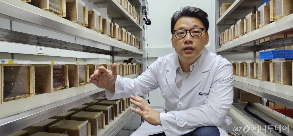 이경용 농업연구사가 지난 20일 국립농업과학원 '뒤영벌 사육실'에서 뒤영벌의 역할과 사육실태에 대해 설명하고 있다./사진=정혁수 기자 /사진=정혁수