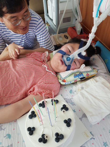 서연양의 사진 속에선 아버지가 언제나 곁에 있고, 애써 웃고 있으며, 손을 꼭 잡고 있다. 이들을 함께 살리는 게 국가가 할 일이 아닐지./사진=윤정호씨 제공