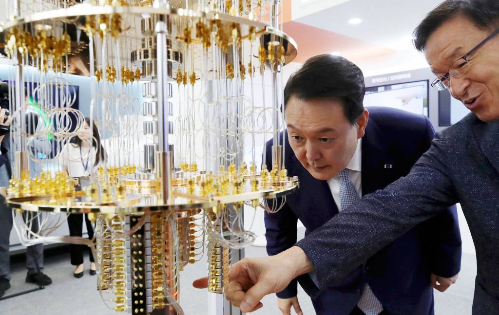 윤석열 대통령이 27일 서울 중구 동대문디자인플라자(DDP)에서 열린 양자과학기술 현재와 미래의 대화를 마친 뒤 '퀀텀 코리아 2023' 전시관을 찾아 한국표준과학연구원의 초전도 기반 50큐비트 양자컴퓨터 모형을 살펴보고 있다. 2023.06.27./사진=뉴시스