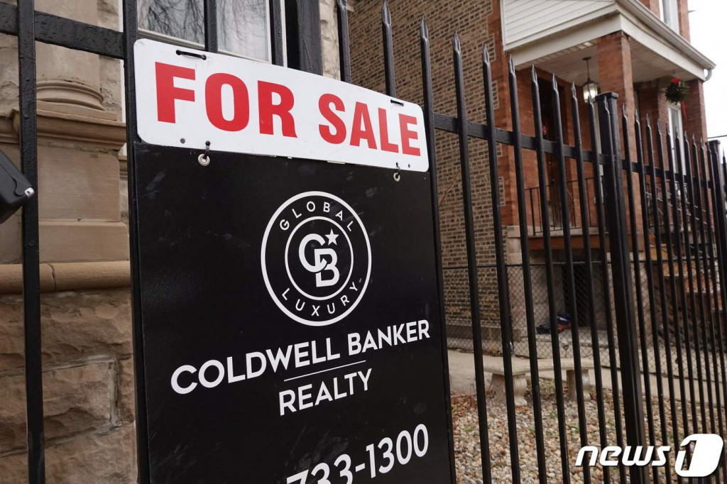 (시카고 AFP=뉴스1) 김성식 기자 = 18일(현지시간) 미국 일리노이주 시카고에서 한 주택이 매물로 나와있다. 시장 금리가 지난해 9월 이후 최저치를 기록한 가운데 주택담보대출은행협회의 계절조정지수에 따르면 지난주 주택담보대출 신청이 전주 대비 28% 증가했다. 2023.1.18.  ⓒ AFP=뉴스1  Copyright ? 뉴스1. All rights reserved. 무단 전재 및 재배포 금지.