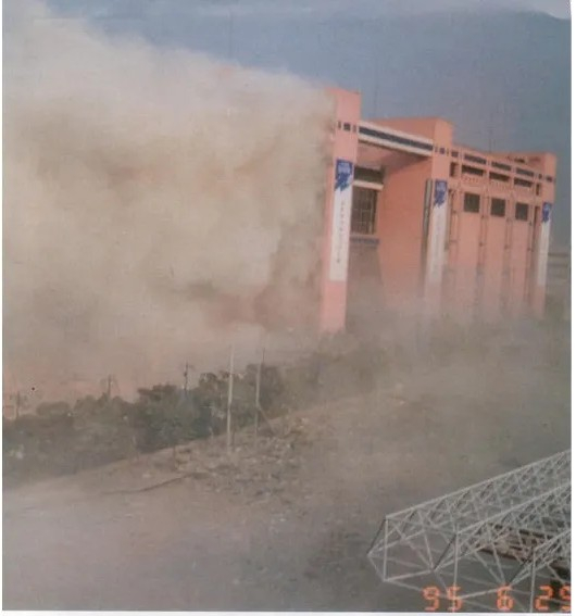 삼풍백화점이 무너지며 연기를 내뿜는 모습. 1995년 6월29일./사진= 서울시 '삼풍백화점 붕괴사고 백서' 